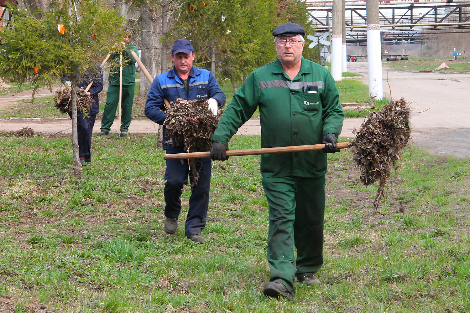 Химики провели субботники в городе и на предприятии