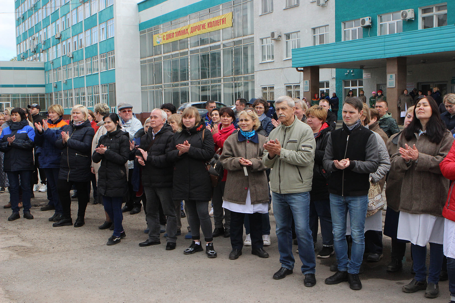 Лучшие работники ПАО «Химпром» украсили Доску почета