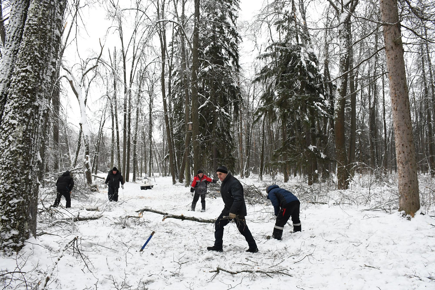 После ледяного дождя работники ВЗСП восстановили лыжную трассу в п. Вурнары